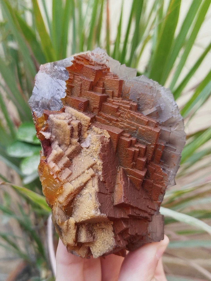 Muestra mineral de cristal de fluorita cúbica natural de 640 g con recubrimiento de óxido de hierro Foto 2 de 4