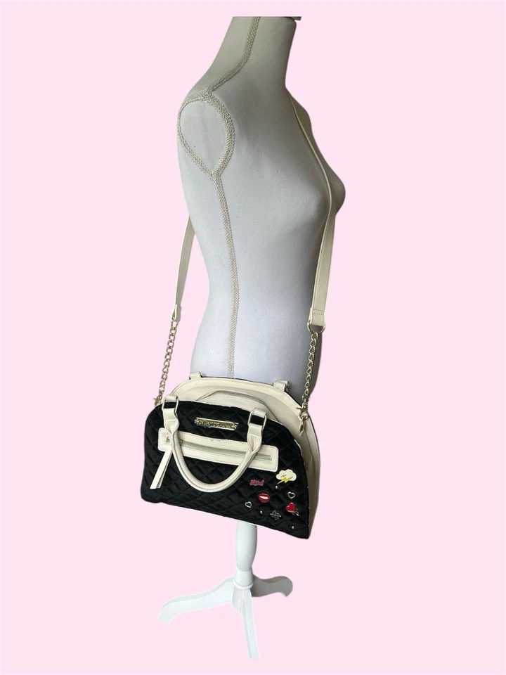 Bolso de Hombro Betsey Johnson RARO Terciopelo Cúpula Adornado Retro Acolchado Prendedor Dije Foto 3 de 4