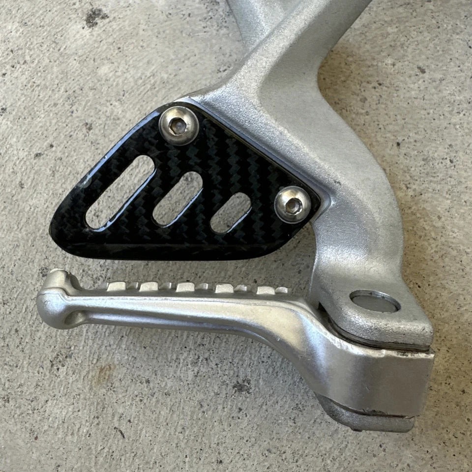 Aprilia RSV4 RR RF Tuono 1100 estriberas de pasajero soporte reposapiés izquierdo derecho Foto 4 de 4