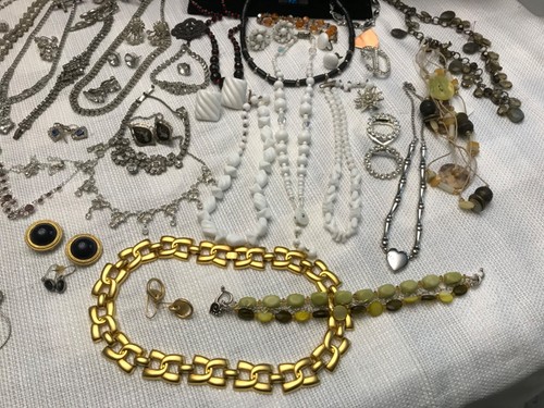 Lotto gioielli vintage 70 pezzi! EFFE, Hollycraft, Sarah Coventry, SIAM, Trifari ++ - Foto 15 di 23