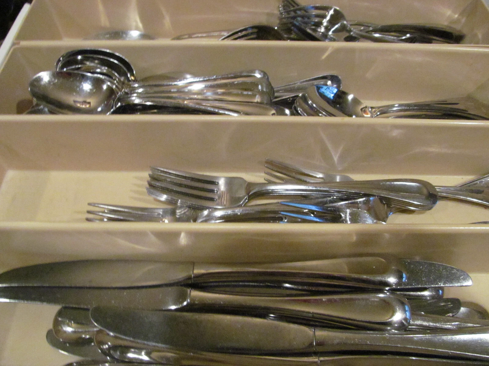 *ONEIDA USA Stainless Steel SAND DUNE Flatware SATIN INSIDE OF HANDLES 62 PCS