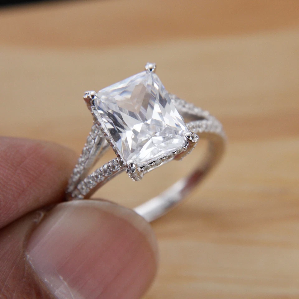Anillo de vástago dividido de diamantes simulados de corte radiante de 4 quilates tamaño 7 en plata de ley 925 Foto 4 de 4