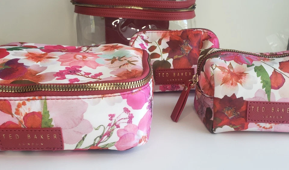 KIT BOLSA DE VIAJE COSMÉTICA FLORES PRENSADAS TED BAKER LONDRES 4 PIEZAS NUEVO CON ETIQUETAS Foto 2 de 4