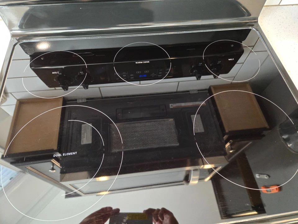 Cocina eléctrica independiente Whirlpool 5,3 pies cúbicos WFE505W0HB - 6 meses de uso ligero Foto 4 de 4