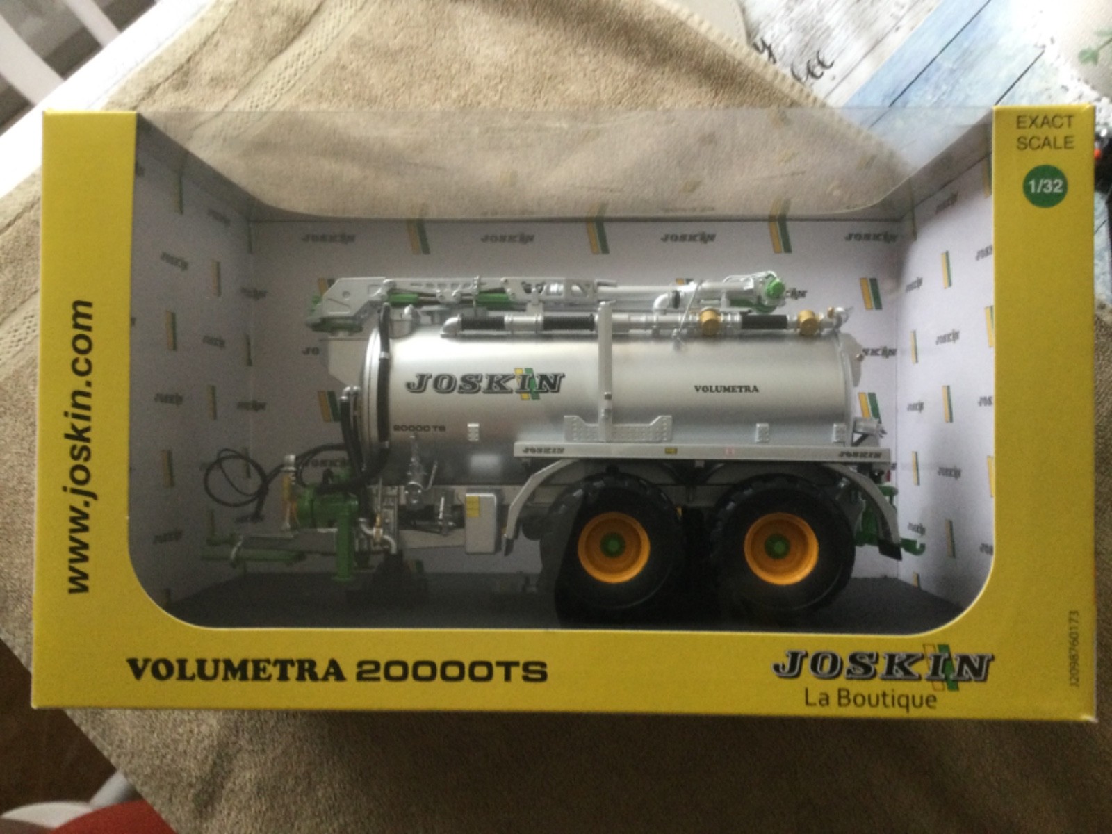UNIVERSAL HOBBIES 5337 1:32 SCALE JOSKIN VOLUMETRA 20000TS TANKER