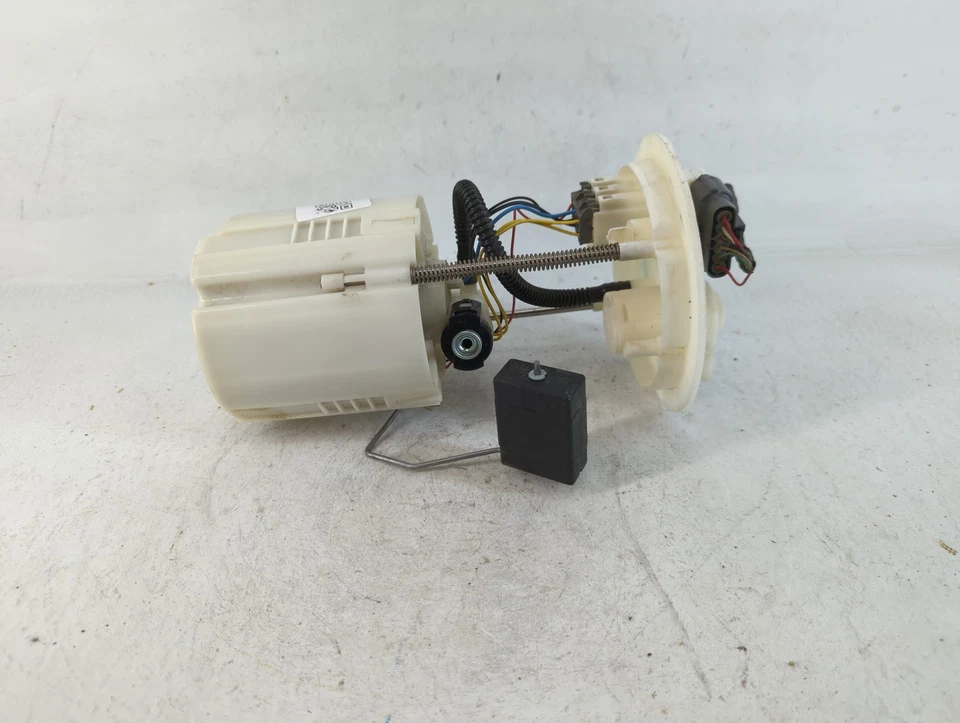 2001-2002 Dodge Caravan Electrical Gas Fuel Pump Assembly UMO70 - Image 2 of 4