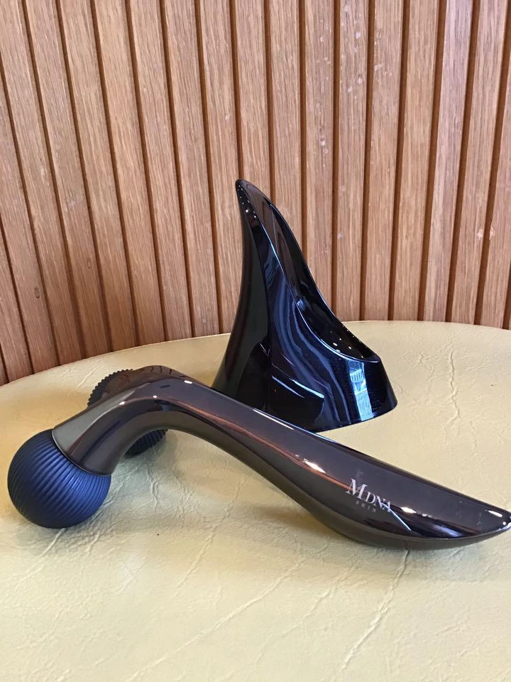 MDNA SKIN Face Skin Care Onyx Negro Japón Beauty roller MTG carbono - Imagen 3 de 4