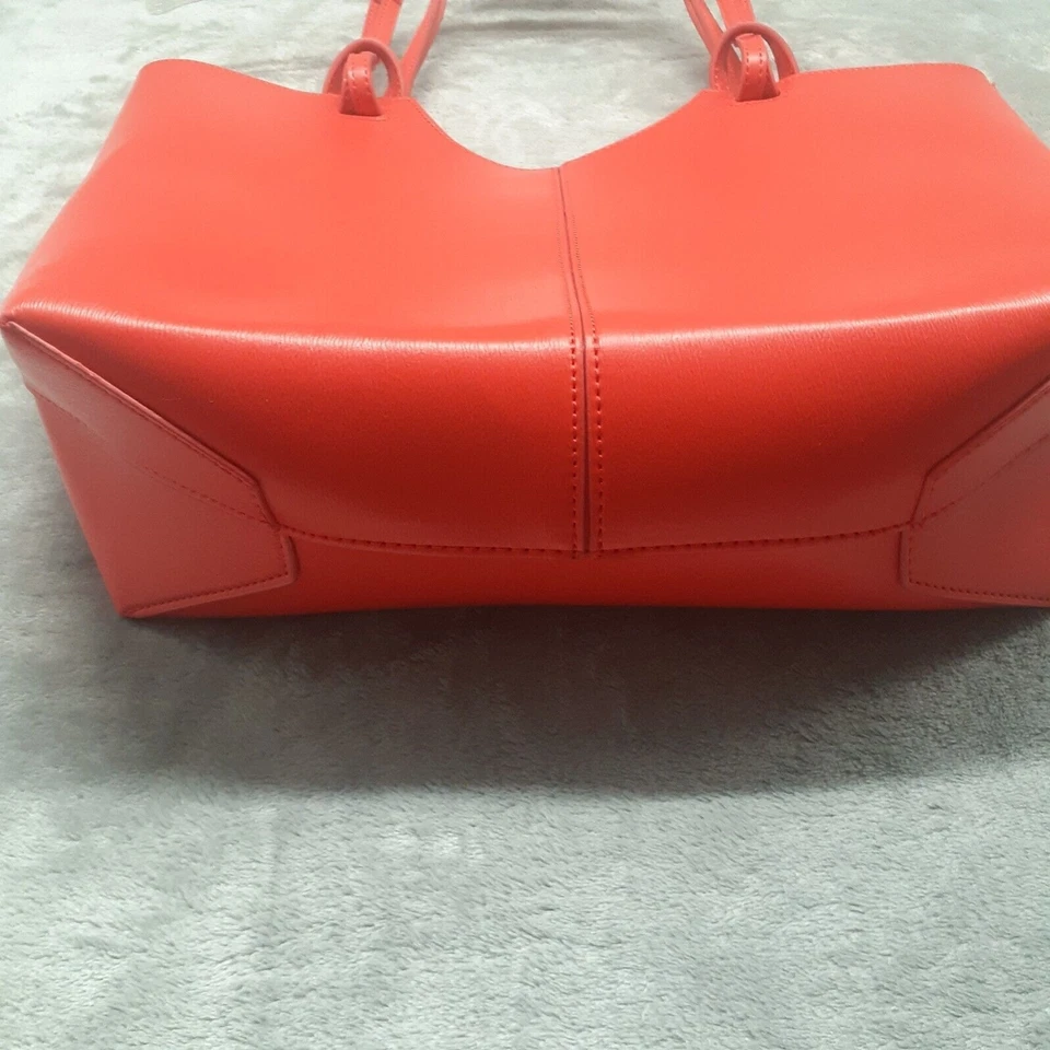 Bolso de Mano NEIMAN MARCUS Exclusivo Cuero Sintético Rojo Coral Foto 2 de 4
