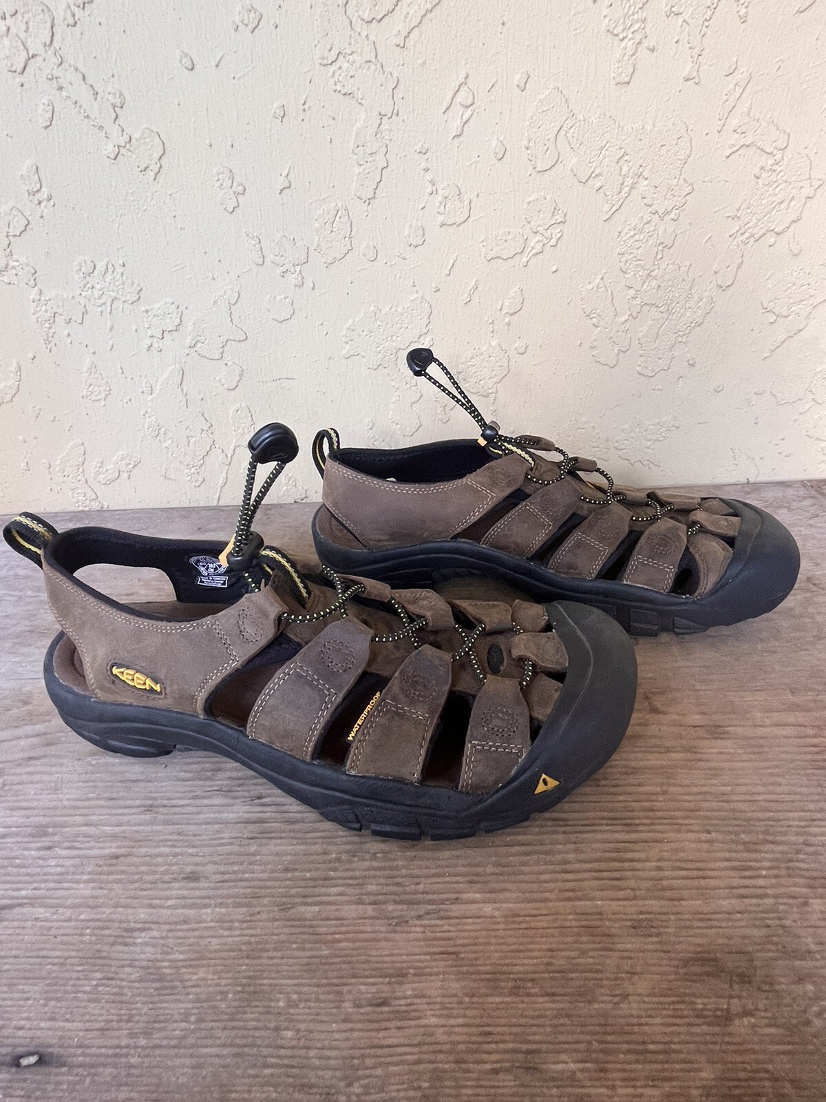 Sandalo impermeabile in pelle Keen Newport da uomo taglia 11 5 marrone escursionismo spiaggia