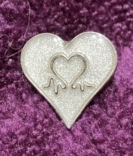 The British Heart Foundation Pin Badge Silver / Glitter (d)