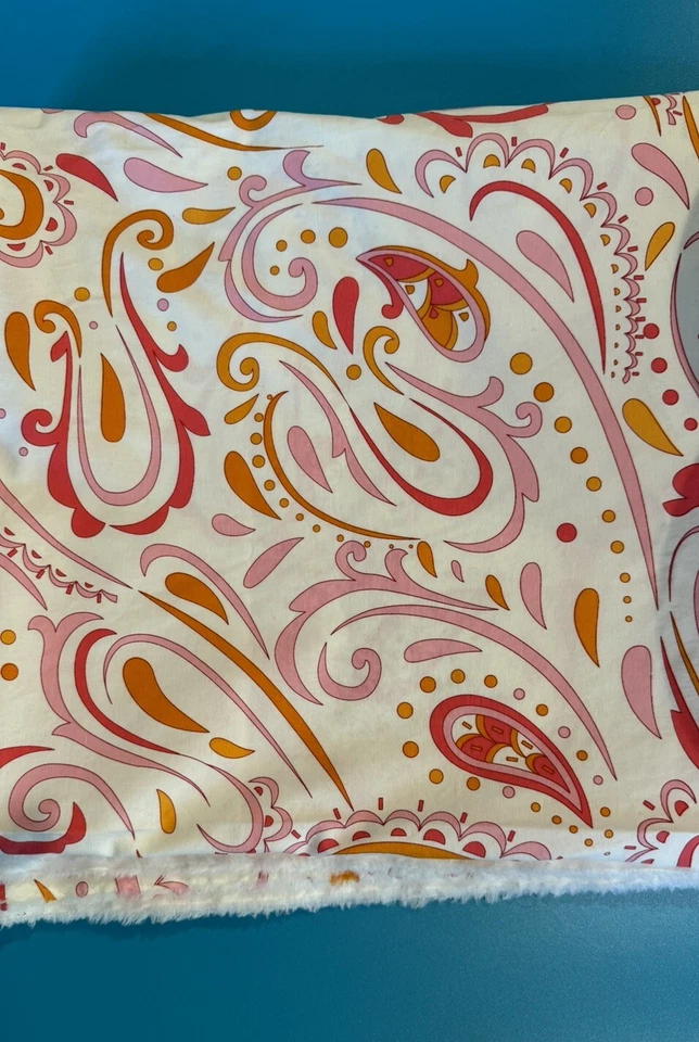 Tela elástica satén algodón rosa y naranja sobre blanco George Paisley 47" x 108" Foto 2 de 2