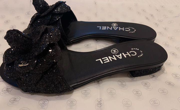 【カメリアxさりげないCCロゴ☆上品】★CHANEL★サンダル CHANEL CC Logo Glitter Camellia Black Mule Sandals EUR34.5