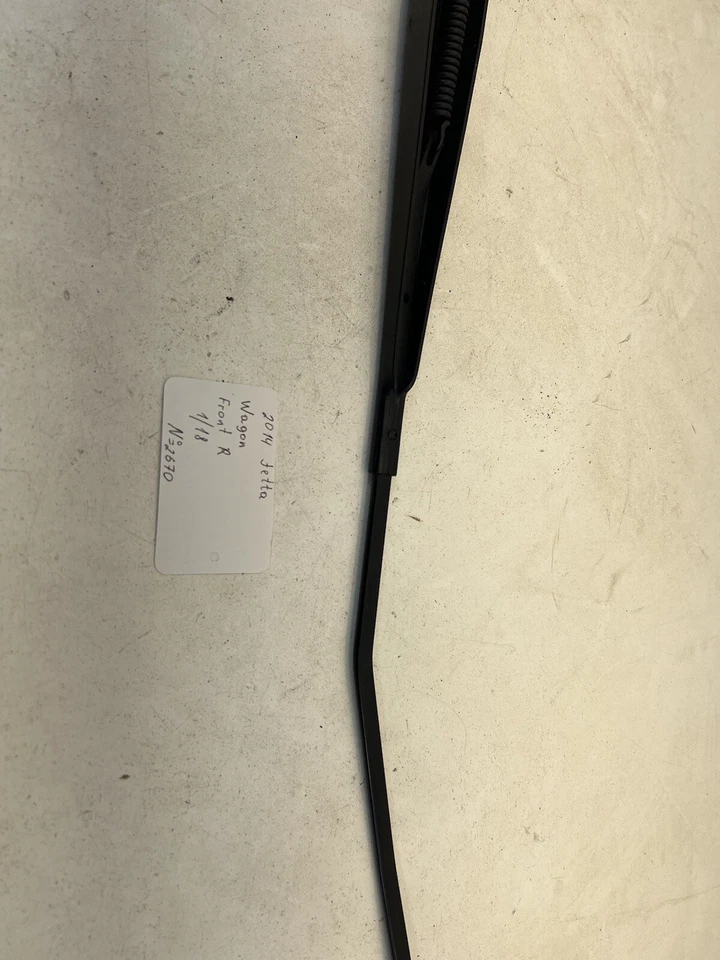 Brazo limpiaparabrisas derecho Volkswagen Jetta Spotreagen TDI 2011-2014 OEM. Foto 2 de 4