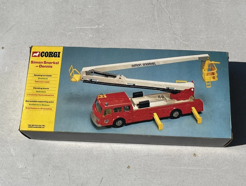 CORGI #1126 SIMON SNORKEL - DENNIS DIE-CAST FIRE ENGINE TRUCK 1977 BOX WEAR - Image 2 of 4