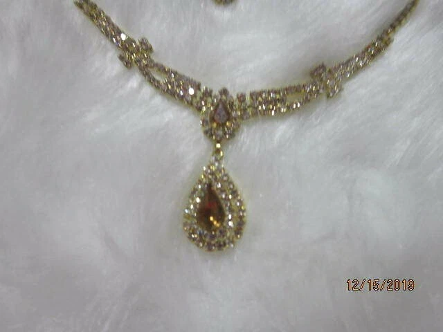 NWOT STEIN MART BEAUTIFUL GOLD AND RHINESTONE NECKLACE AND