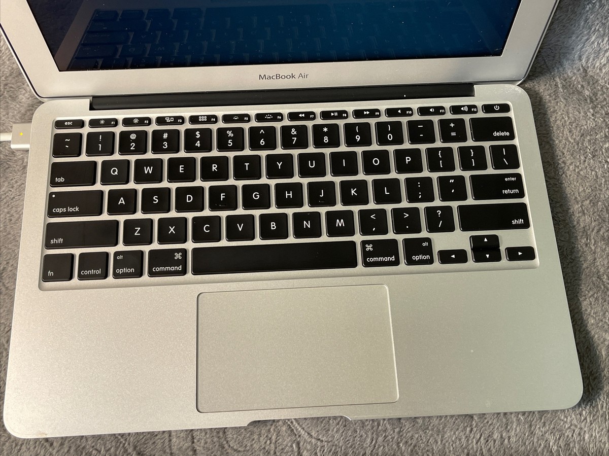 Good* Apple MacBook Air A1465 11.6 inch - MJVM2LL/A (2015