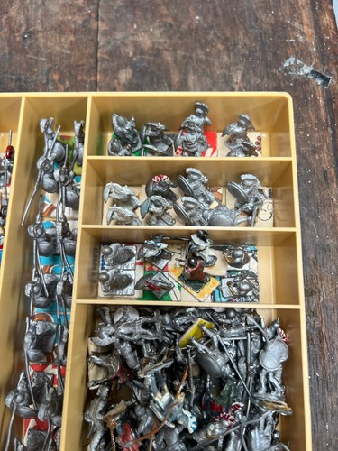 (B) LOT OF VINTAGE WARHAMMER ? METAL FIGURES IN TUB - Picture 14 of 19