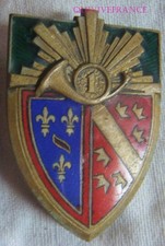 IN23463 - INSIGNE 1° Régiment de Chasseurs, 1 dans cor, émail, doré, dos lisse