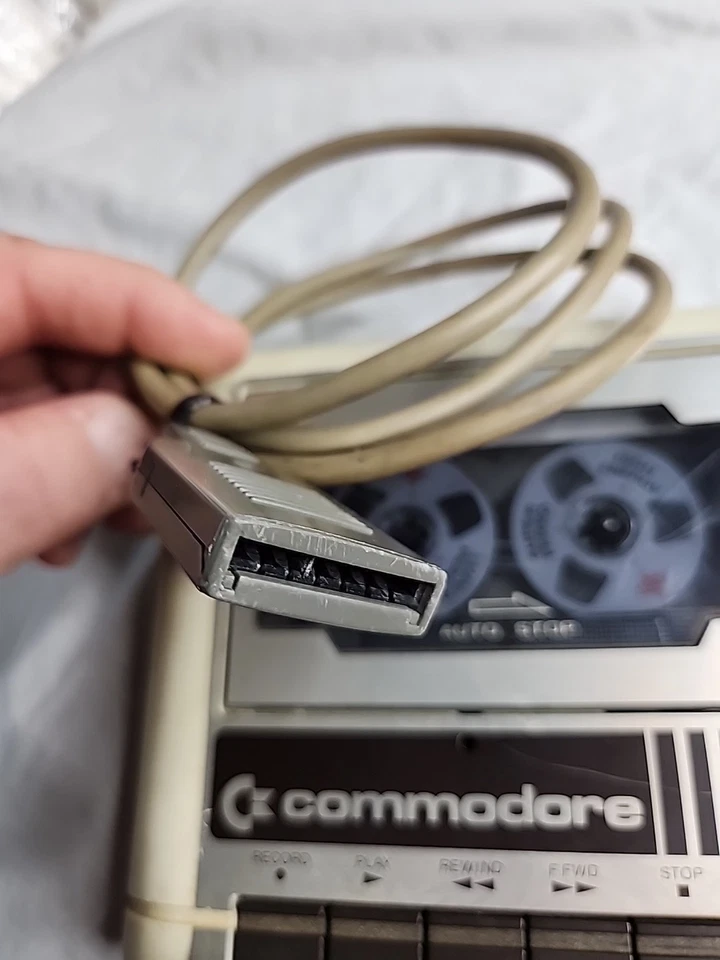 Unidade de fita cassete vintage Commodore C2N  - Imagem 4 de 4