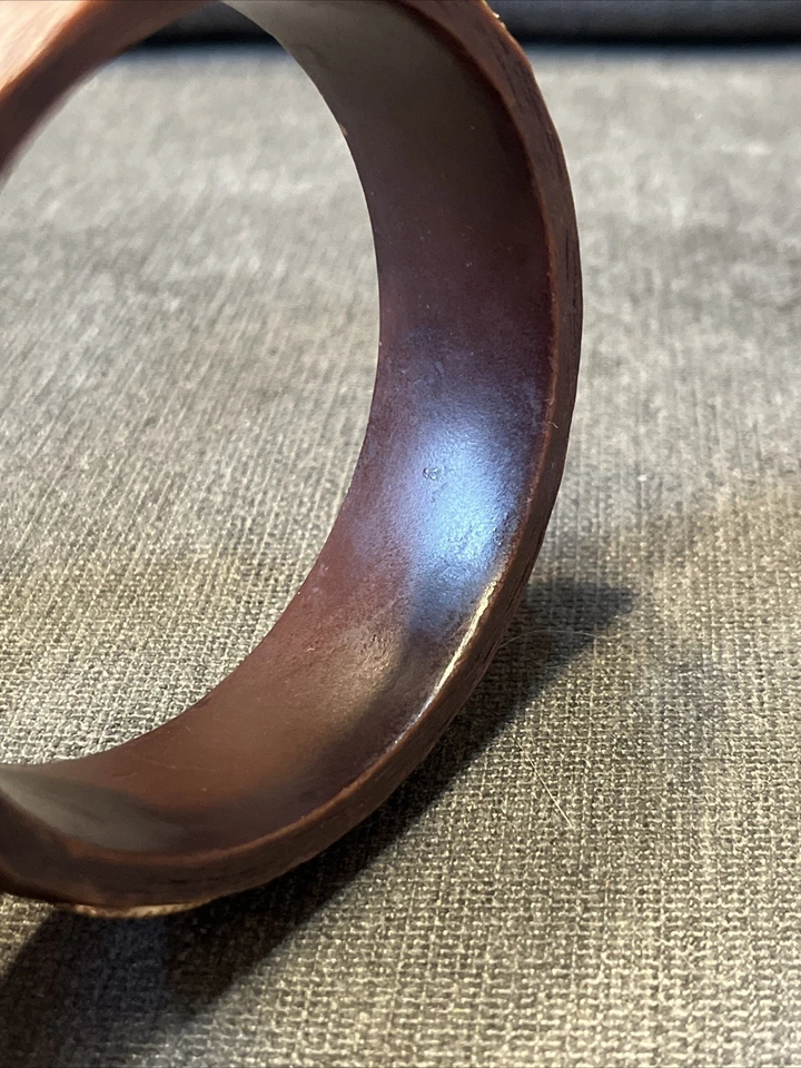 "Brazalete de resina marrón con diseño facetado amarillo tamaño 8,6""" Foto 4 de 4