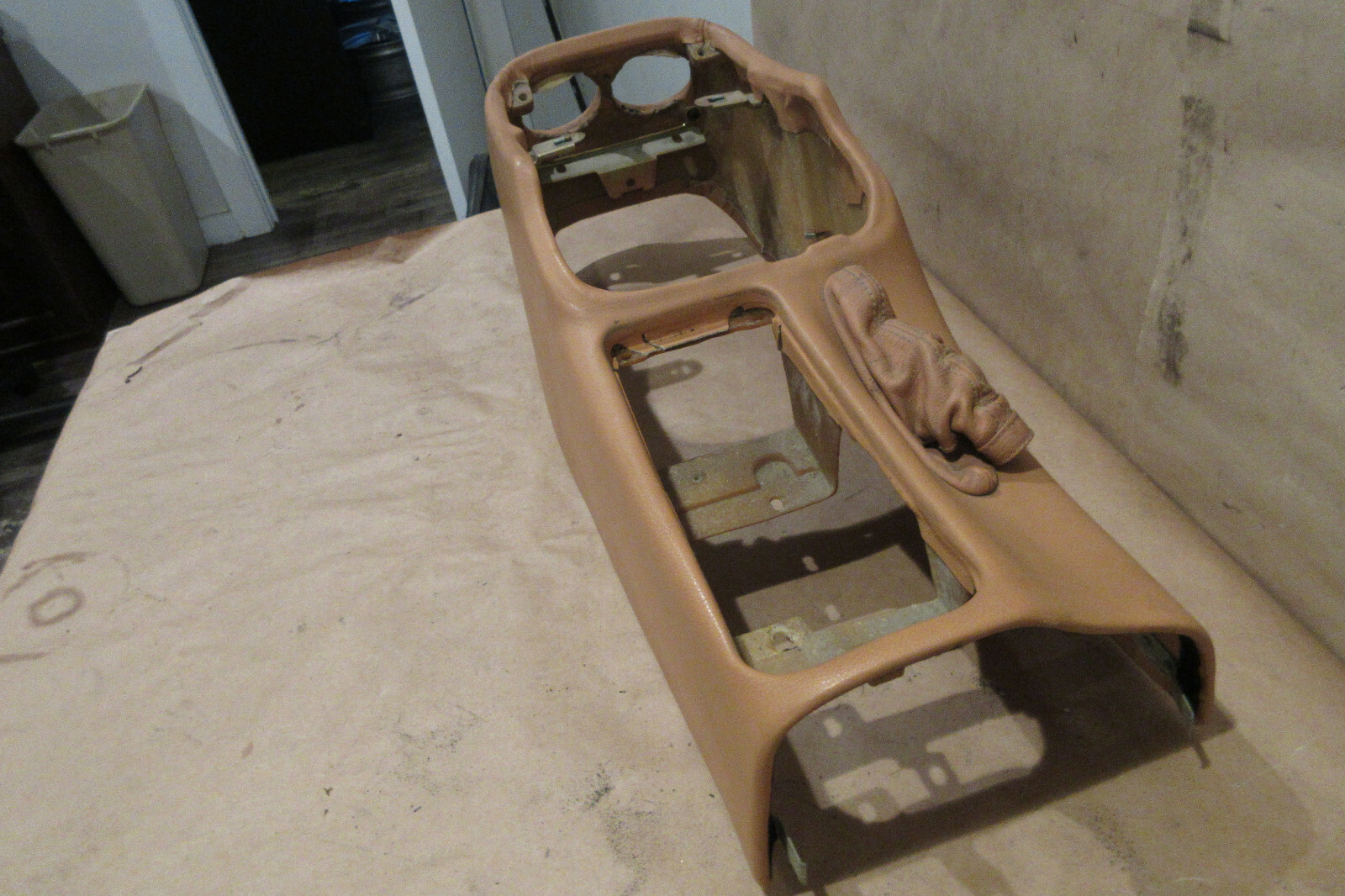 Maserati 4200 Coupe - Center Console / Tunnel Cover - (Beige) P/N 66137000