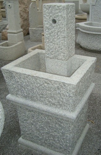 Fontana a muro per giardino in pietra naturale granito con colonnina forata - Foto 2 di 2