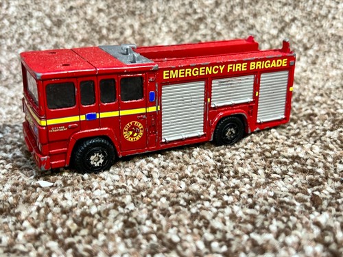 VINTAGE DIECAST FIRE ENGINE TRUCK HUSKY BRANDED - Picture 3 of 9