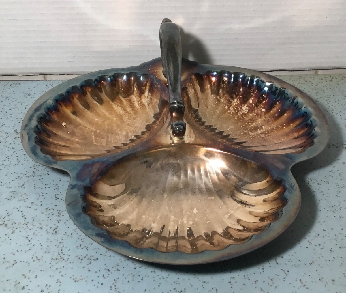 WALLACE SILVERPLATE DIVIDED 3-SECTION CLAM SHELL SERVING TRAY WITH