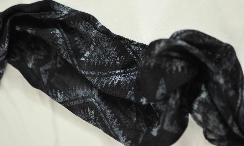 Mujer Chaps Infinity Loop Bufanda Negro Con Estampado Acrílico Precio de venta sugerido por el fabricante $38 Foto 4 de 4