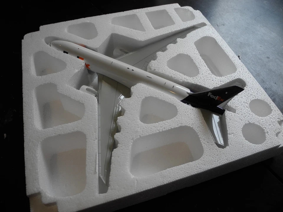 Коллекционная находка Gemini 200 Boeing 777 FEDEX, 1:200, ОЧЕНЬ РЕДКАЯ, СОВЕРШЕННО НОВАЯ! - Изображение 3 из 4