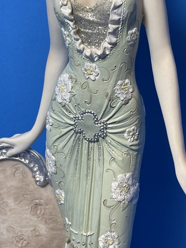 Statuina abito floreale moda resina dettagliata vittoriana signora con sedia 13 3/4" ottime condizioni - Foto 5 di 24