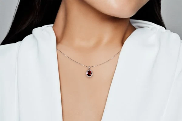 Sfarzosa Collana Brillante con Rubino in Argento 925 Rodiato Oro Bianco - Immagine 4 di 4