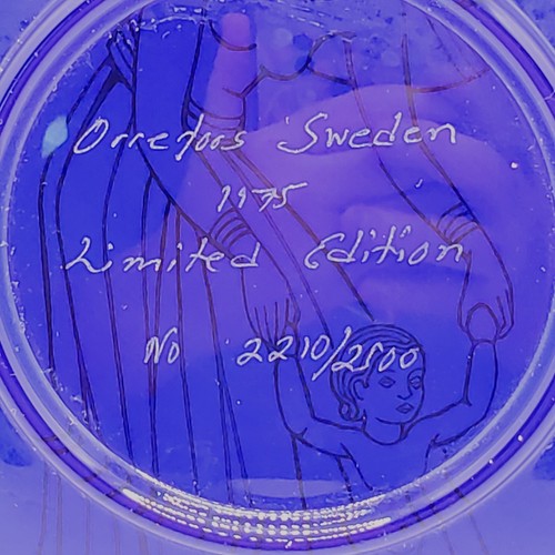 Orrefors Cobalt Blue Glass Mothers Day Plate 1975 Teaching Son to Walk 2210/2500 - Picture 2 of 3