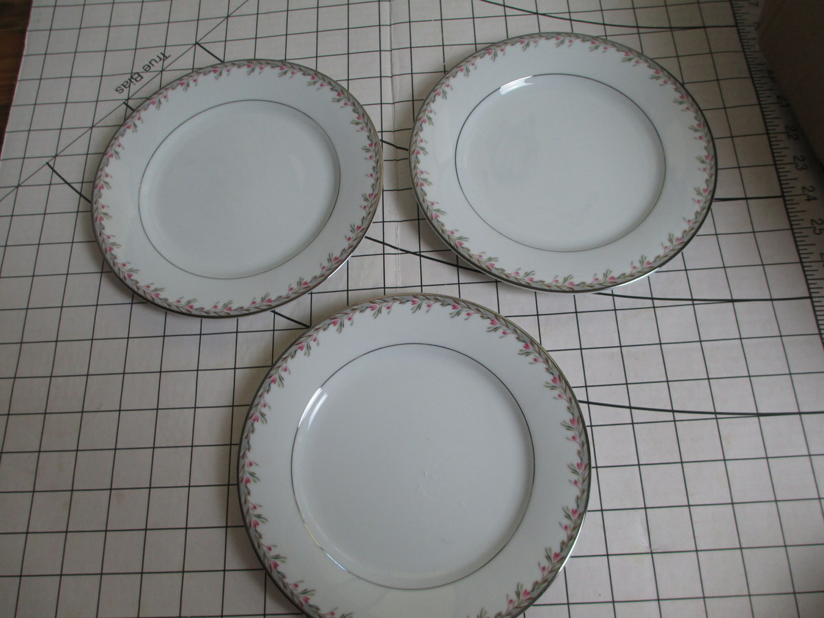 4 small plates Noritake Petite 5507 176125 Japan china pink