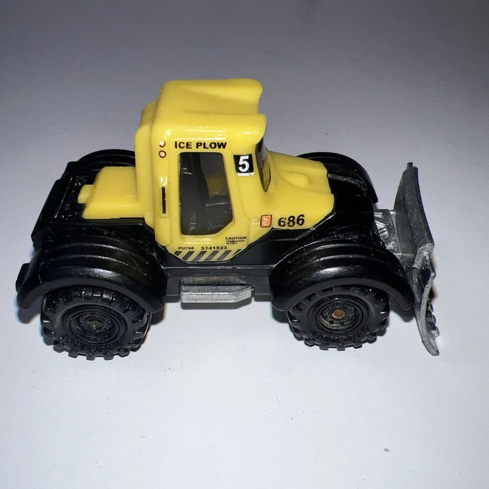2005 Matchbox Yellow Snow Tractor "Plowverizer" Snow Plow  - Image 4 of 4