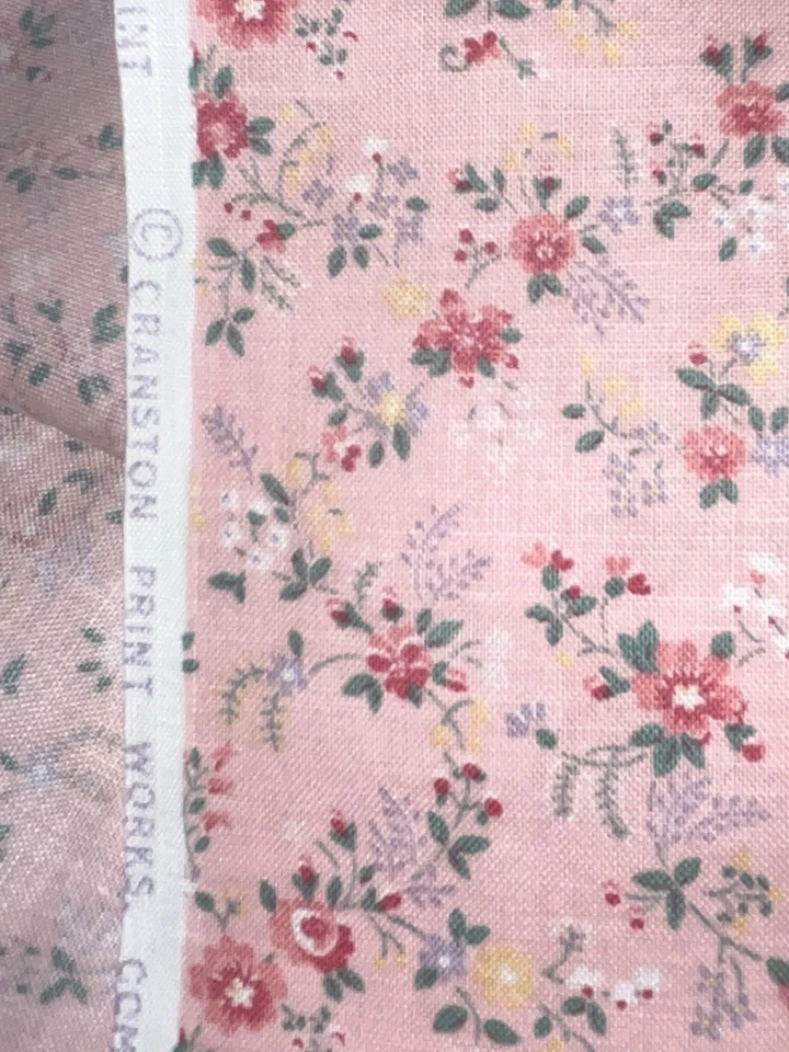 Cranston Print Works Co. Tecido de pinguim de férias e pequenos pedaços de flores rosa. Antigo - Imagem 3 de 4