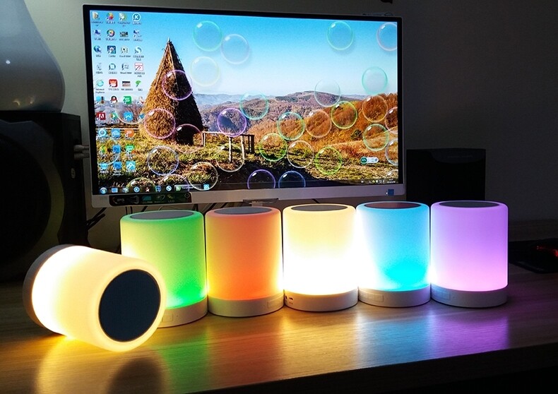 Mini enceinte Bluetooth blanche BL05 avec lampe LED réglable pour une ambiance sonore sans fil