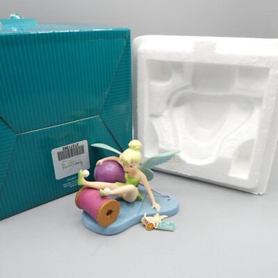 Disney Figur 1214731 Tinkerbell Peter Pan Little Charmer verpackt mit Abzeichen