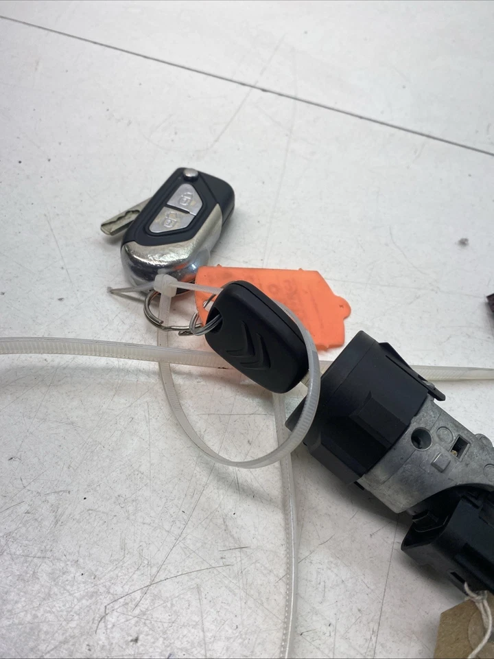 2011 CITROEN DS3 9663123380 N0502455 IGNITON BARREL WITH KEY - Image 2 of 4