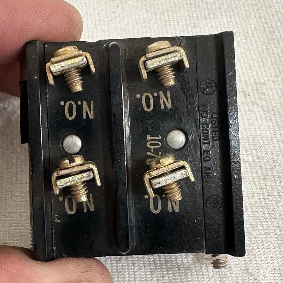 Lot Of 3 New Cutler Hammer E30KLA4 Pushbutton Contact Block Oil Tight 600V - Изображение 4 из 4