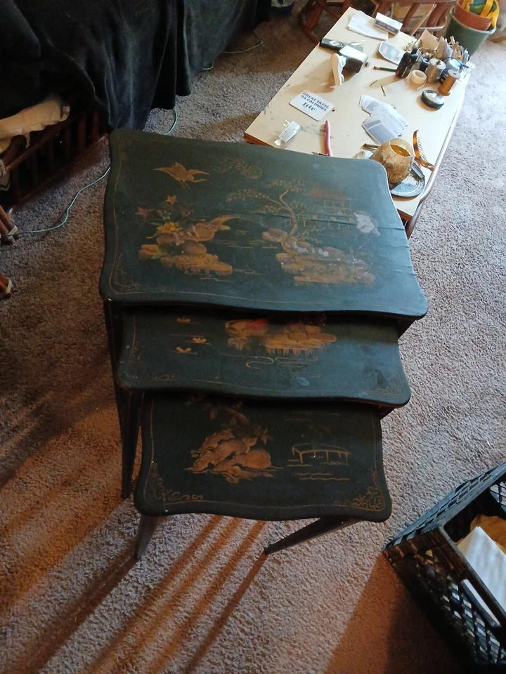 Mesas de aninhamento pretas vintage pintadas à mão conjunto de 3 com motivos asiáticos - Imagem 3 de 3