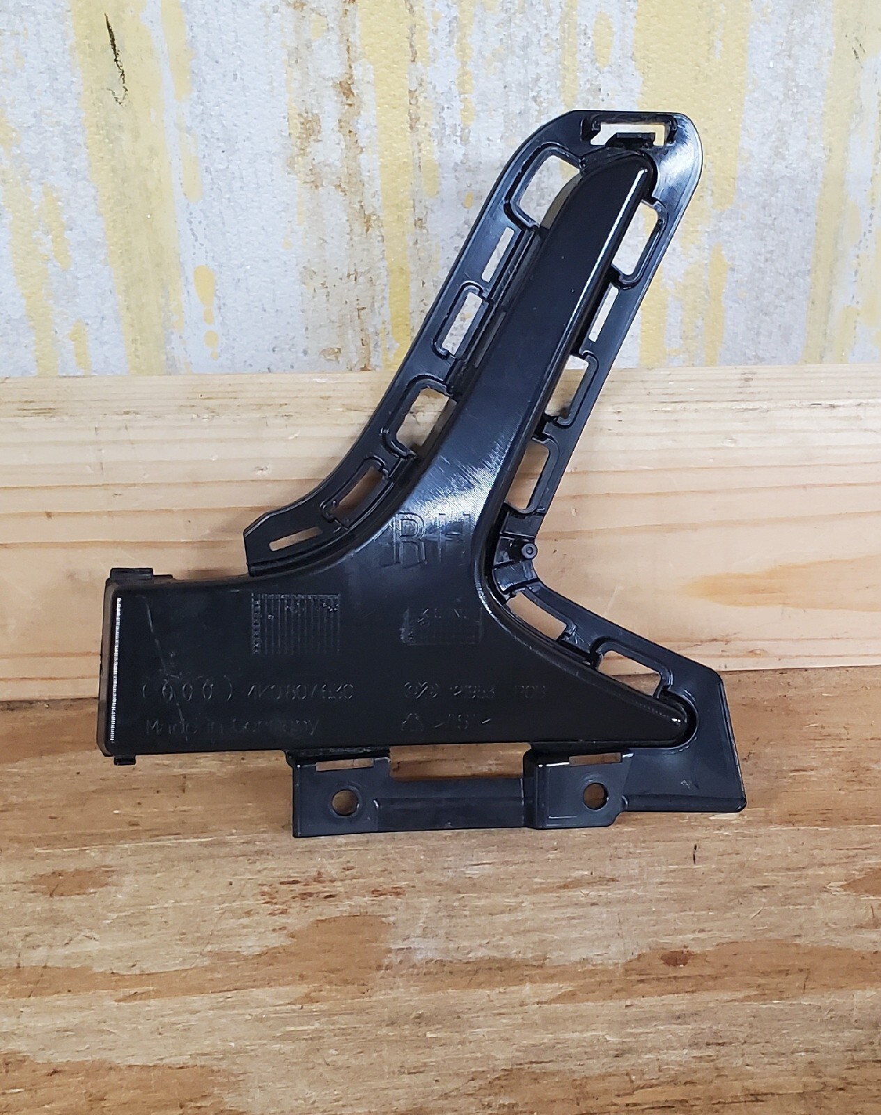 2018-2021 AUDI A6 C8 FRONT BUMPER RIGHT LOWER STRIKER PLATE  