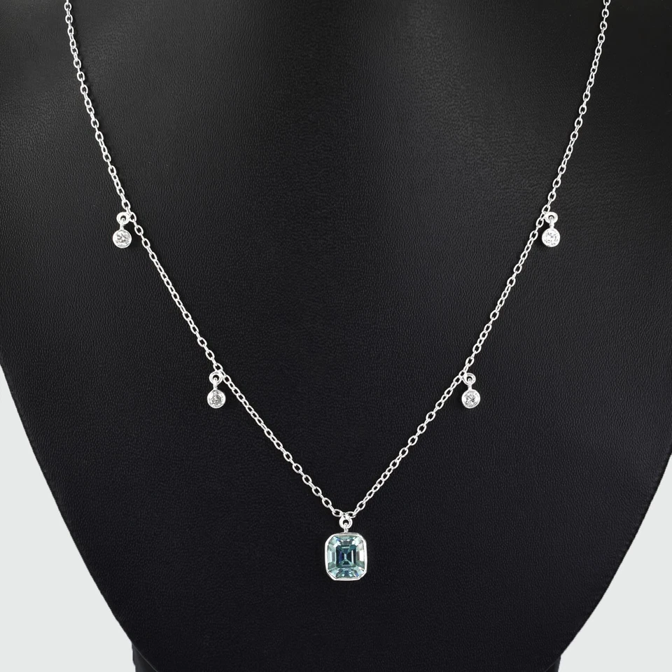 Collar solitario de diamantes blancos y azules de 3 quilates. Tachuelas de diamantes GRATIS Foto 2 de 4