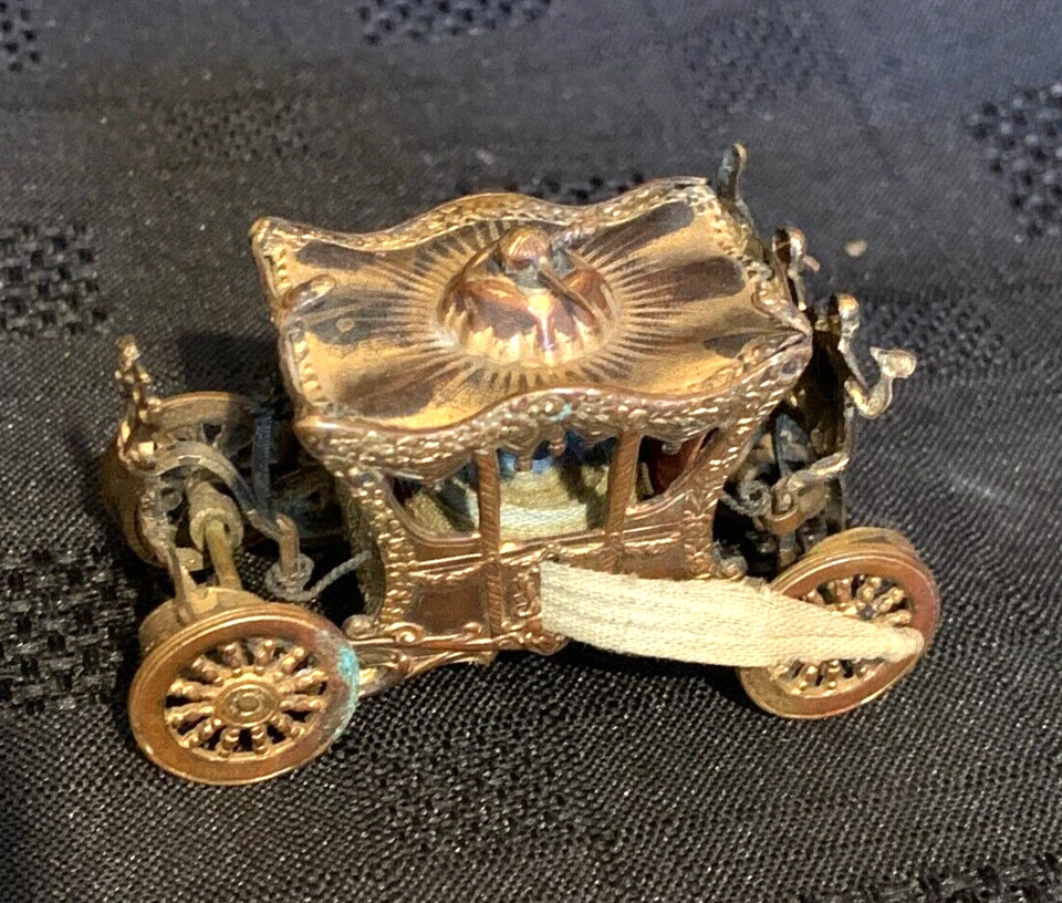 British Royal Coronation Coach 1902 Souvenir Gilt Metal Rotary Tape Measure - Image 2 of 4