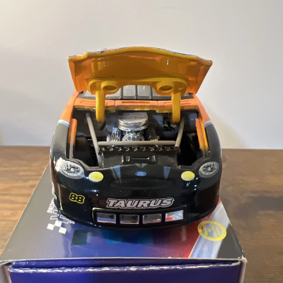 🔥 Paquete Batman Dale Jarrett 1998 - Coche 1:32 y casco 1/3 acción DC Foto 4 de 4