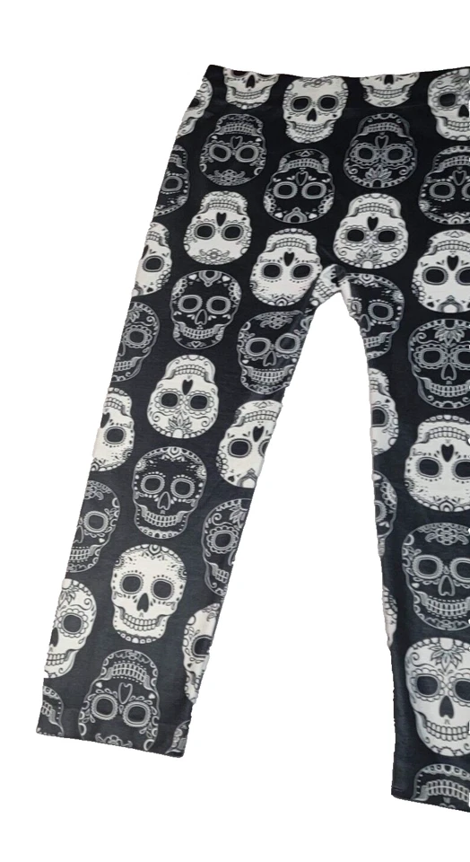 Leggings Cortos Capri Góticos No Boundaries Talla XL Calavera de Azúcar Blanco y Negro Usados en Excelente Condición Foto 4 de 4