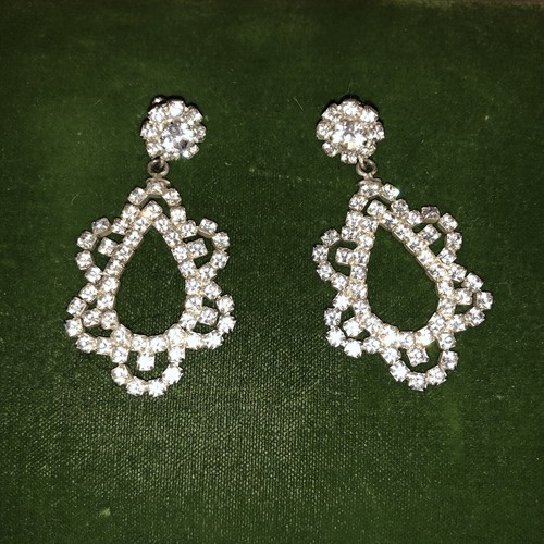 Vintage Unsigned Dangle Earrings Clear Gemstones Silver Tone Scalloped Teardrop