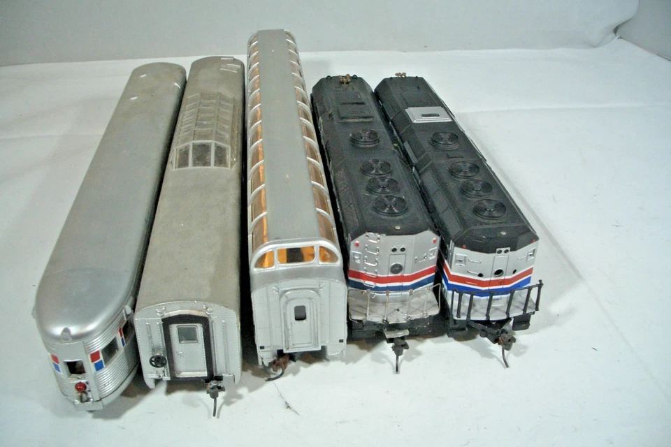 HO SCALE BACHMANN  AMTRAK  F40PH Powered & Dummy unit Loco's & 3 COACH CARS - Image 4 of 4