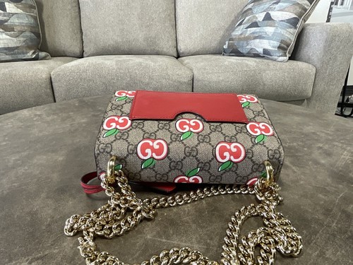 GUCCI - GG Supreme Borsa a tracolla con lucchetto APPLE 409487 - Foto 6 di 12