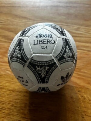イタリアワールドカップ時のETRVSCO LIBEROになります。 1990 FIFA World Cup Italy Tournament ADIDAS ETRUSCO LIBERO No. 5